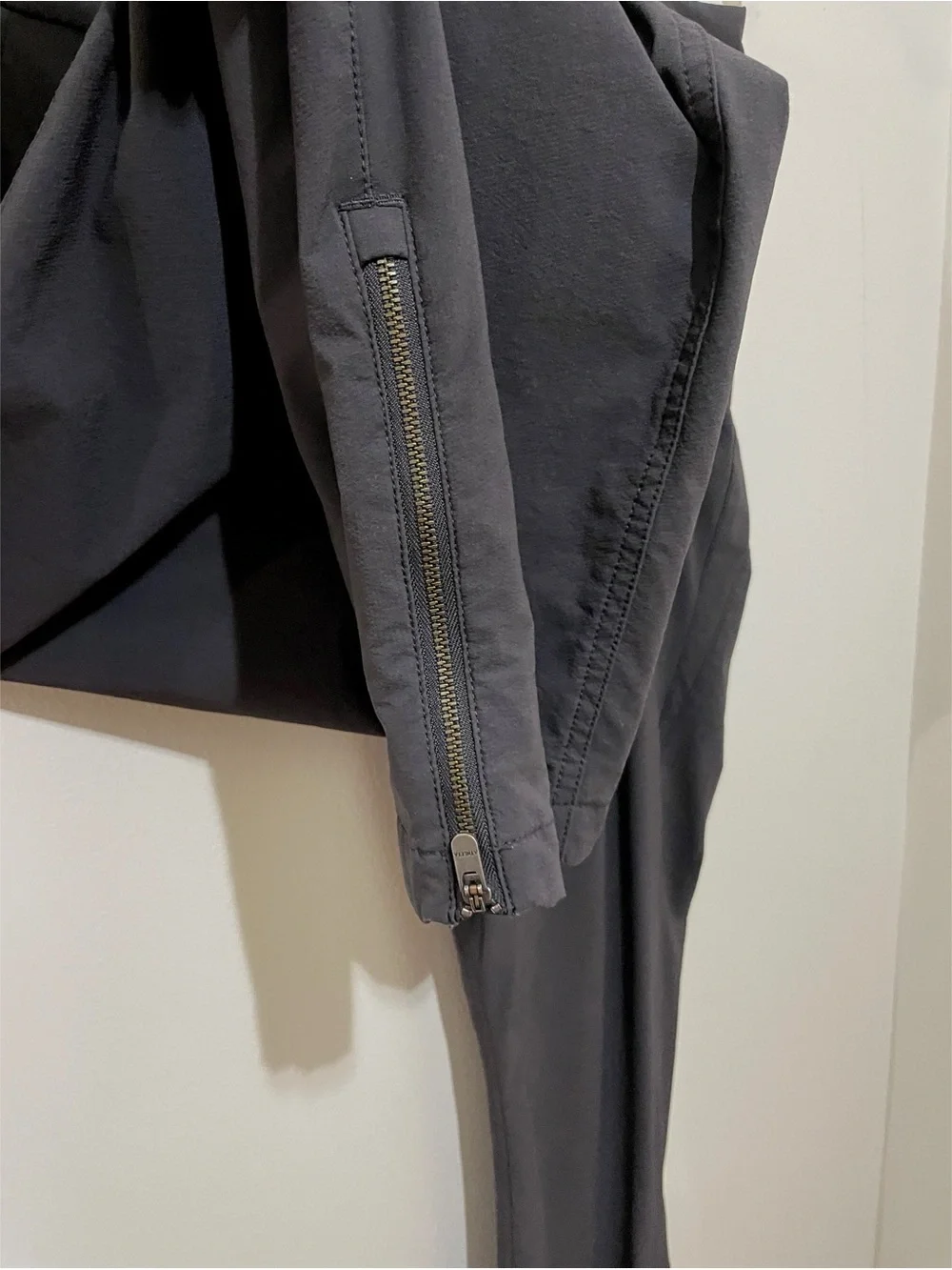 Akira Sleek Charcoal Zip Pocket Active Pants, Size 14 - Picture 4 of 12